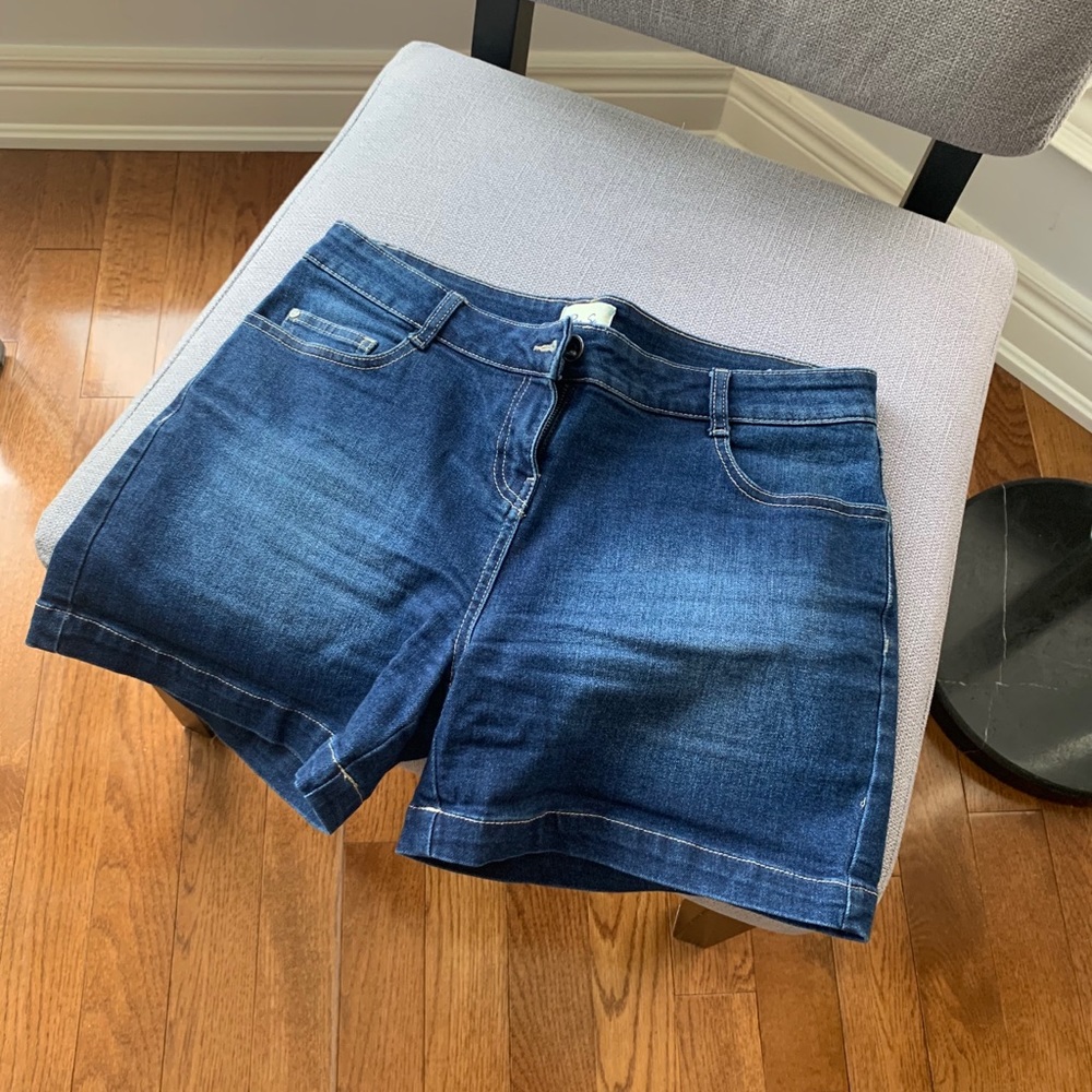 Ladies denim shorts size 6